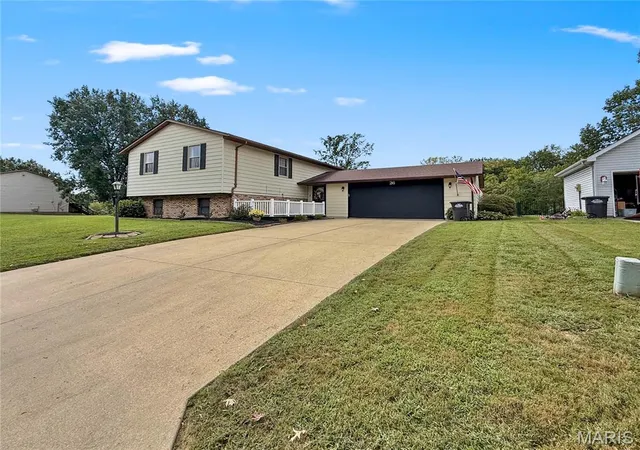 Photo 2 of Single family home for sale at 26 Islander Dr, Brighton, IL 62012 | MLS# MIS26059715 | Listing updated on 2026-09-22
