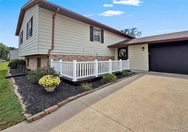 Photo 3 of Single family home for sale at 26 Islander Dr, Brighton, IL 62012 | MLS# MIS26059715 | Listing updated on 2026-09-22
