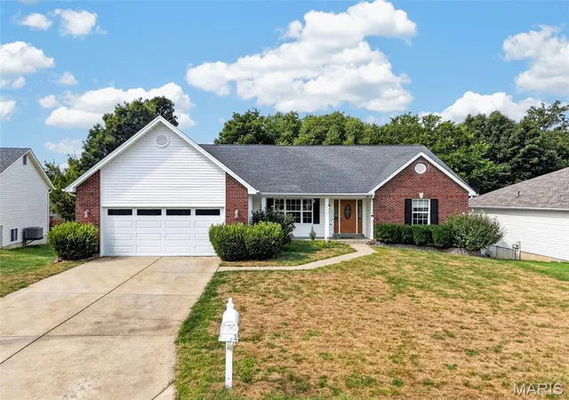 Photo 1 of Sale Pending at 3949 Cambridge Xing Dr, Saint Charles, MO 63304 | MLS# MIS26059730 | Listing updated on 2026-10-04
