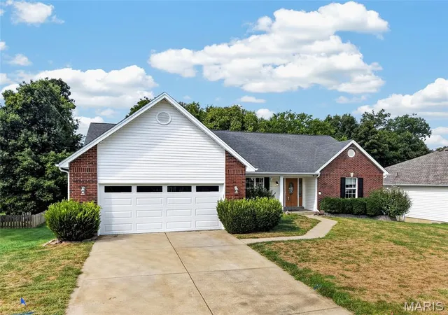 Photo 2 of Sale Pending at 3949 Cambridge Xing Dr, Saint Charles, MO 63304 | MLS# MIS26059730 | Listing updated on 2026-10-04