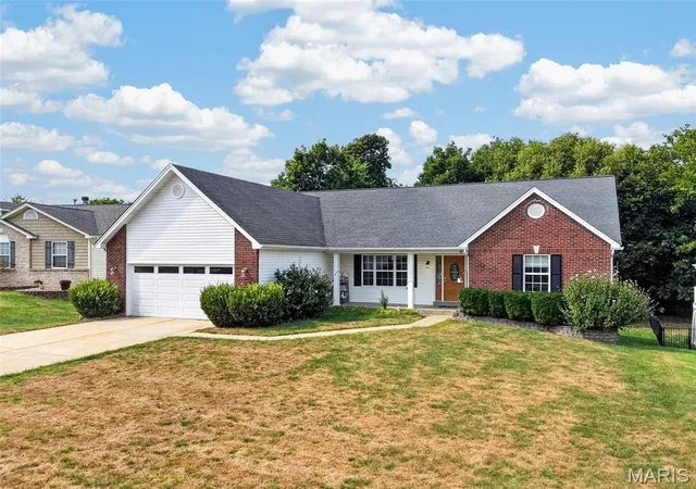 Photo 3 of Sale Pending at 3949 Cambridge Xing Dr, Saint Charles, MO 63304 | MLS# MIS26059730 | Listing updated on 2026-10-04