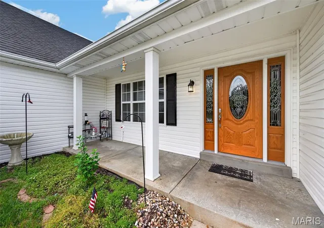 Photo 3 of Sale Pending at 3949 Cambridge Xing Dr, Saint Charles, MO 63304 | MLS# MIS26059730 | Listing updated on 2026-10-04