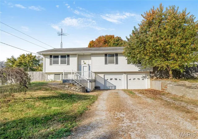 Photo 1 of Single family home for sale at 2012 Summit St, Hillsboro, IL 62049 | MLS# MIS26059740 | Listing updated on 2026-10-29