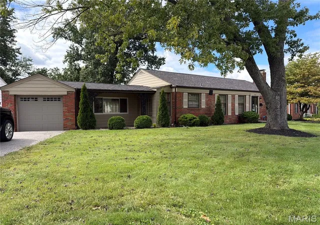 Photo 2 of Sale Pending at 9360 Parkside Dr, Saint Louis, MO 63144 | MLS# MIS26059744 | Listing updated on 2026-09-28