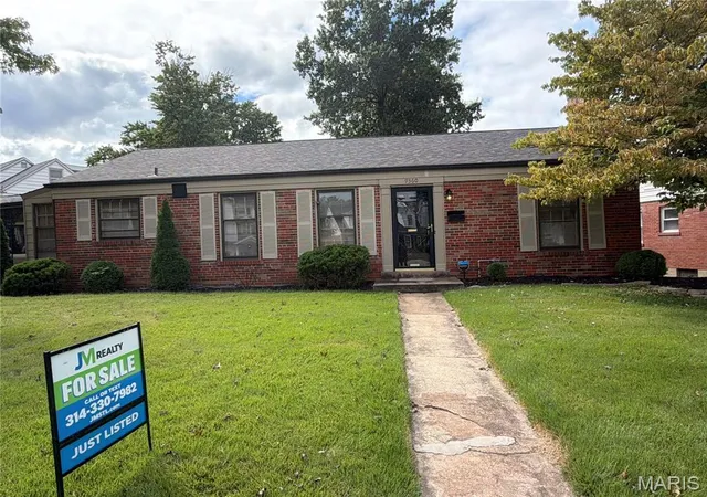 Photo 3 of Sale Pending at 9360 Parkside Dr, Saint Louis, MO 63144 | MLS# MIS26059744 | Listing updated on 2026-09-28