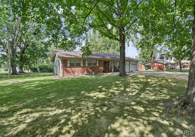 Photo 2 of Single family home for sale at 1401 S 17th Street, Herrin, IL 62948 | MLS# MIS26059755 | Listing updated on 2026-09-25