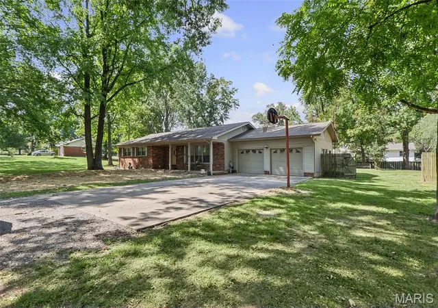 Photo 3 of Single family home for sale at 1401 S 17th Street, Herrin, IL 62948 | MLS# MIS26059755 | Listing updated on 2026-09-25