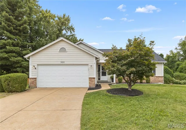 Photo 2 of Sale Pending at 300 Jana Dr, Florissant, MO 63031 | MLS# MIS26059757 | Listing updated on 2026-09-30