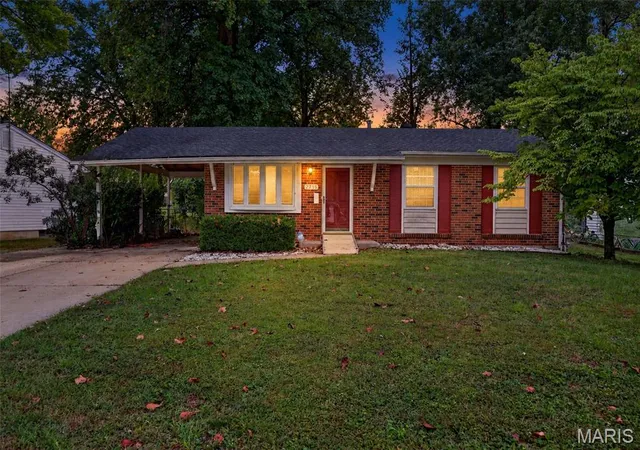 Photo 1 of Sale Pending at 2715 Kelsey Ct, Saint Charles, MO 63301 | MLS# MIS26059766 | Listing updated on 2026-09-29