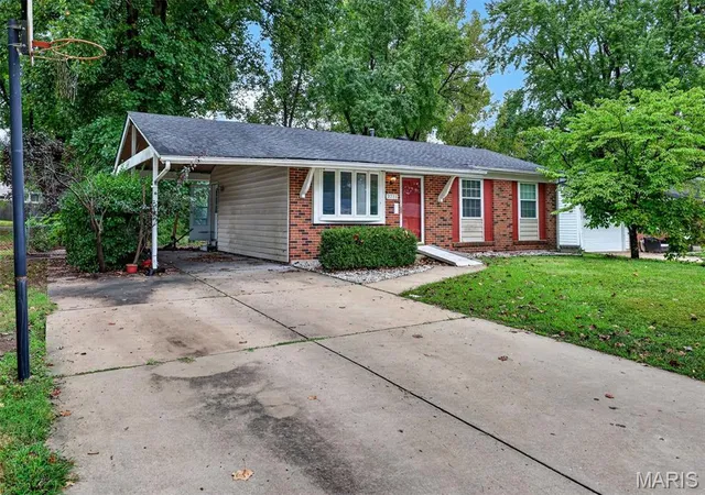 Photo 3 of Sale Pending at 2715 Kelsey Ct, Saint Charles, MO 63301 | MLS# MIS26059766 | Listing updated on 2026-09-29
