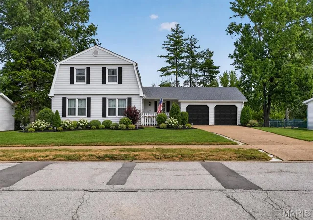 Photo 2 of Single family home for sale at 233 Aspen Trl Dr, Ballwin, MO 63011 | MLS# MIS26059767 | Listing updated on 2026-10-22