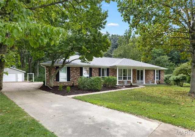 Photo 2 of Sale Pending at 11070 Easy St, Saint Ann, MO 63074 | MLS# MIS26059779 | Listing updated on 2026-09-24