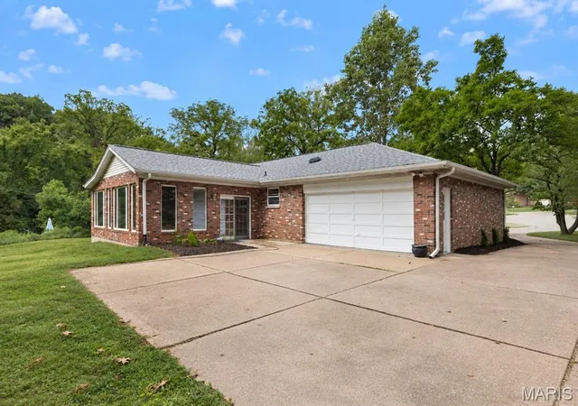 Photo 3 of Sale Pending at 11070 Easy St, Saint Ann, MO 63074 | MLS# MIS26059779 | Listing updated on 2026-09-24
