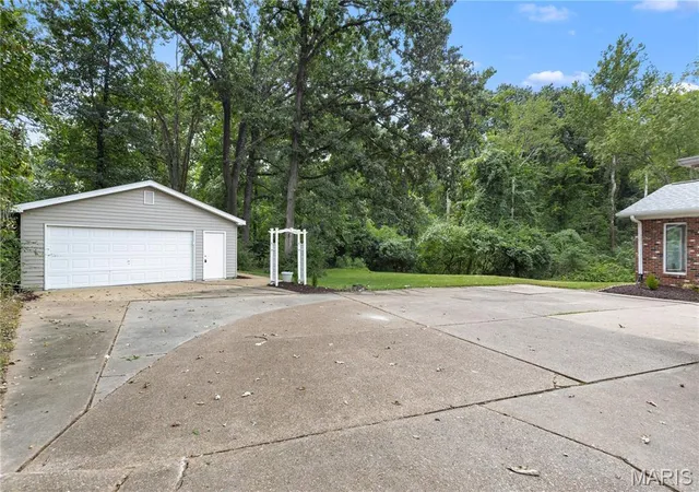 Photo 3 of Sale Pending at 11070 Easy St, Saint Ann, MO 63074 | MLS# MIS26059779 | Listing updated on 2026-09-24