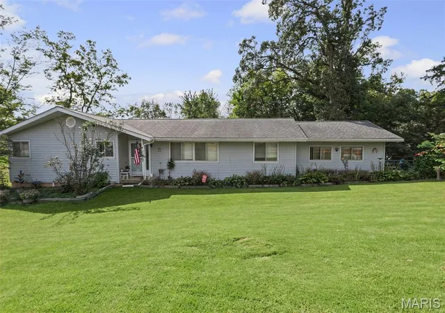 Photo 2 of Single family home for sale at 242 Gall Rd, Columbia, IL 62236 | MLS# MIS26059805 | Listing updated on 2026-10-19