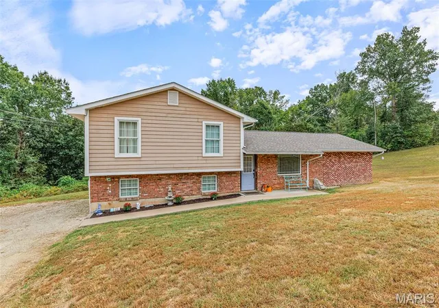 Photo 2 of Sale Pending at 2609 Parthenon Dr, De Soto, MO 63020 | MLS# MIS26059815 | Listing updated on 2026-09-29