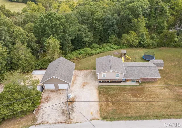 Photo 3 of Sale Pending at 2609 Parthenon Dr, De Soto, MO 63020 | MLS# MIS26059815 | Listing updated on 2026-09-29