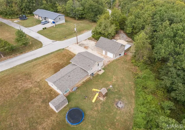 Photo 4 of Sale Pending at 2609 Parthenon Dr, De Soto, MO 63020 | MLS# MIS26059815 | Listing updated on 2026-09-29