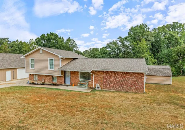 Photo 3 of Sale Pending at 2609 Parthenon Dr, De Soto, MO 63020 | MLS# MIS26059815 | Listing updated on 2026-09-29