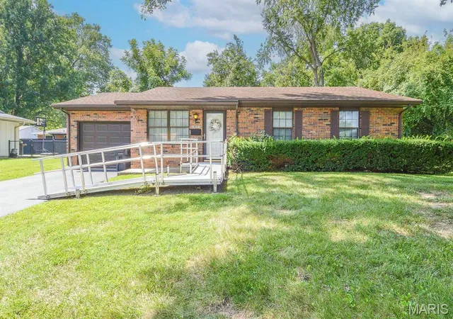 Photo 1 of Sale Pending at 47 Belle Crst Dr, Belleville, IL 62221 | MLS# MIS26059835 | Listing updated on 2026-10-14