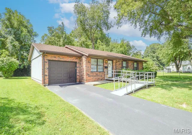 Photo 2 of Sale Pending at 47 Belle Crst Dr, Belleville, IL 62221 | MLS# MIS26059835 | Listing updated on 2026-10-14