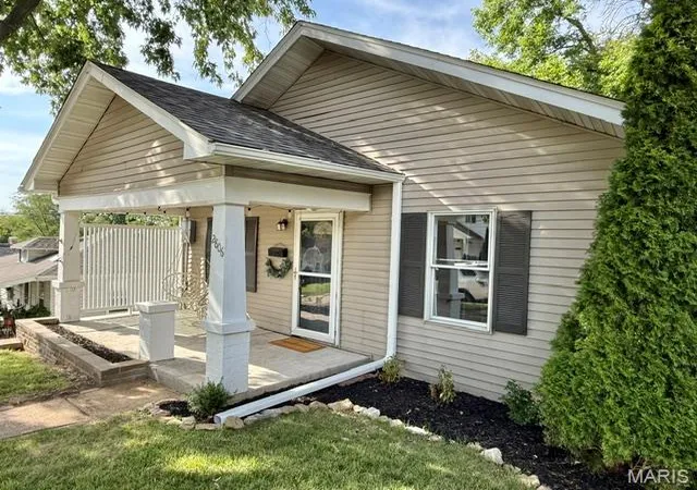 Photo 3 of Sale Pending at 2806 Mckinley St, Hannibal, MO 63401 | MLS# MIS26059836 | Listing updated on 2026-10-13