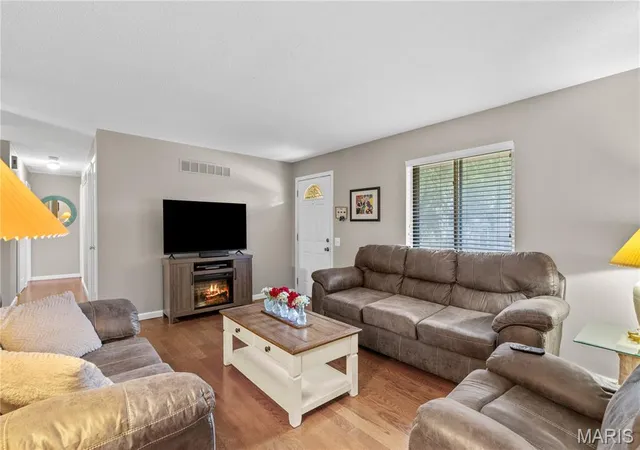 Photo 4 of Single family home for sale at 12233 Country Pl Dr, Maryland Heights, MO 63043 | MLS# MIS26059840 | Listing updated on 2026-10-05