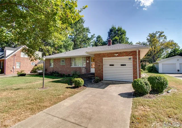 Photo 3 of Sale Pending at 713 Ramona Pl, Godfrey, IL 62035 | MLS# MIS26059849 | Listing updated on 2026-10-07