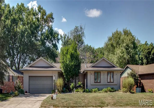Photo 1 of Single family home for sale at 5400 Dixon Dr, Godfrey, IL 62035 | MLS# MIS26059851 | Listing updated on 2026-09-25