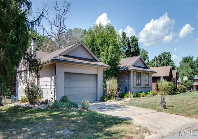 Photo 2 of Single family home for sale at 5400 Dixon Dr, Godfrey, IL 62035 | MLS# MIS26059851 | Listing updated on 2026-09-25