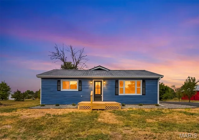Single family home for sale at 806 S Court St, Bowling Green, MO 63334 | MLS# MIS26059853