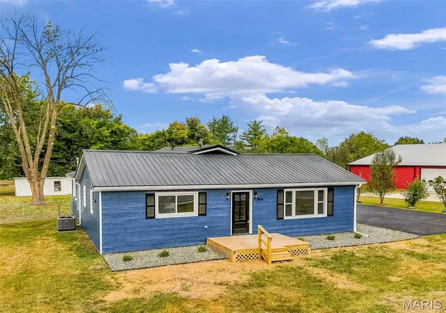 Photo 2 of Single family home for sale at 806 S Court St, Bowling Green, MO 63334 | MLS# MIS26059853 | Listing updated on 2026-09-27