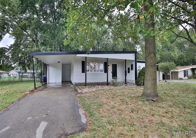 Photo 1 of Single family home for sale at 1022 Helvetia Dr, Highland, IL 62249 | MLS# MIS26059856 | Listing updated on 2026-10-01
