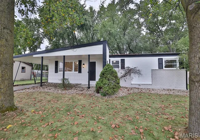 Photo 2 of Single family home for sale at 1022 Helvetia Dr, Highland, IL 62249 | MLS# MIS26059856 | Listing updated on 2026-10-01