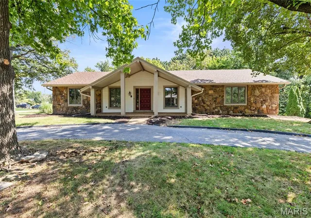 Photo 1 of Single family home for sale at 1 Blf View Ct, Saint Charles, MO 63303 | MLS# MIS26059865 | Listing updated on 2026-10-02