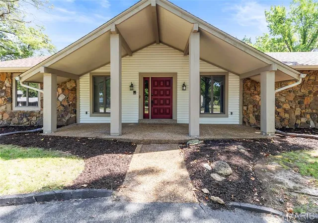Photo 3 of Single family home for sale at 1 Blf View Ct, Saint Charles, MO 63303 | MLS# MIS26059865 | Listing updated on 2026-10-02
