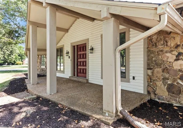 Photo 3 of Single family home for sale at 1 Blf View Ct, Saint Charles, MO 63303 | MLS# MIS26059865 | Listing updated on 2026-10-02