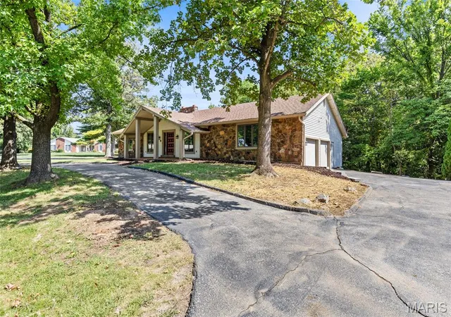 Photo 2 of Single family home for sale at 1 Blf View Ct, Saint Charles, MO 63303 | MLS# MIS26059865 | Listing updated on 2026-10-02