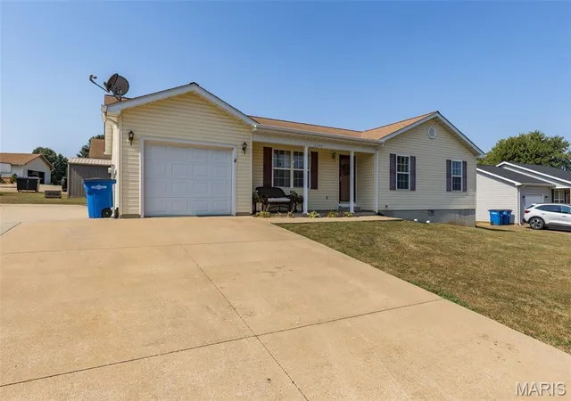 Photo 2 of Single family home for sale at 1127 Stone Crst Dr, Bonne Terre, MO 63628 | MLS# MIS26059875 | Listing updated on 2026-10-03