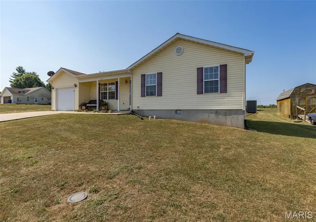 Photo 3 of Single family home for sale at 1127 Stone Crst Dr, Bonne Terre, MO 63628 | MLS# MIS26059875 | Listing updated on 2026-10-03