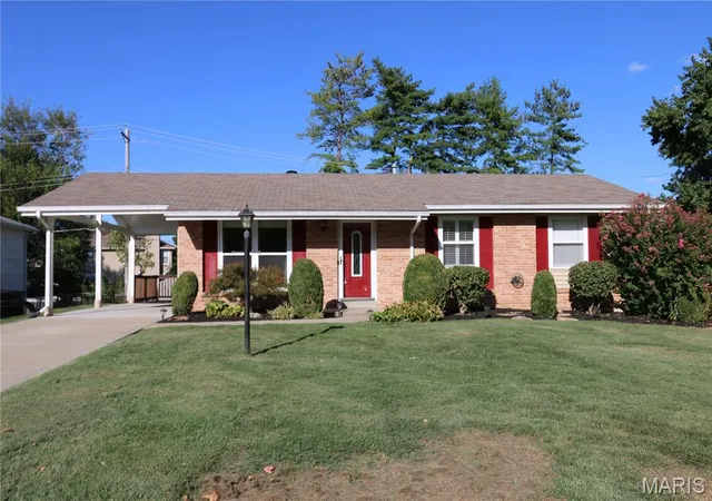 Photo 1 of Sale Pending at 3 Oxbow Rd, Saint Peters, MO 63376 | MLS# MIS26059878 | Listing updated on 2026-10-06