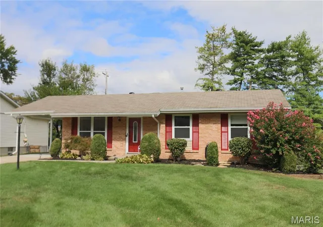 Photo 3 of Sale Pending at 3 Oxbow Rd, Saint Peters, MO 63376 | MLS# MIS26059878 | Listing updated on 2026-10-06