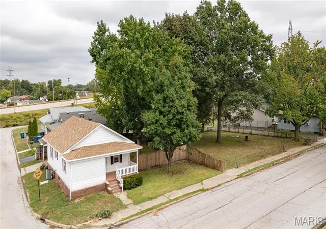 Photo 1 of Single family home for sale at 437 Short Ave, Wood River, IL 62095 | MLS# MIS26059898 | Listing updated on 2026-10-06