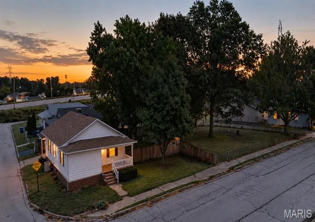 Photo 2 of Single family home for sale at 437 Short Ave, Wood River, IL 62095 | MLS# MIS26059898 | Listing updated on 2026-10-06
