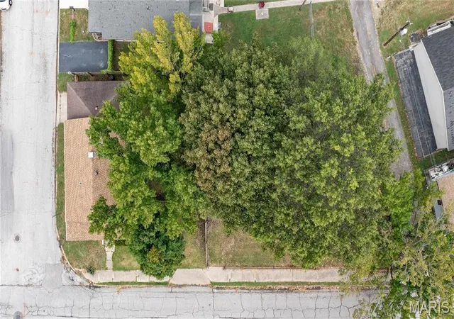 Photo 3 of Single family home for sale at 437 Short Ave, Wood River, IL 62095 | MLS# MIS26059898 | Listing updated on 2026-10-06