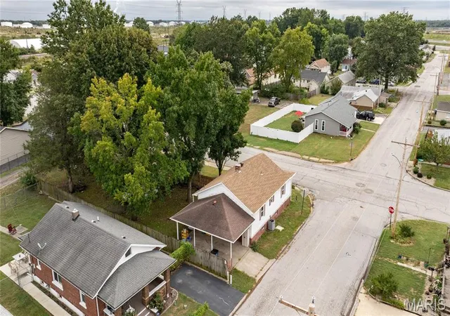 Photo 3 of Single family home for sale at 437 Short Ave, Wood River, IL 62095 | MLS# MIS26059898 | Listing updated on 2026-10-06