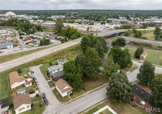 Photo 4 of Single family home for sale at 437 Short Ave, Wood River, IL 62095 | MLS# MIS26059898 | Listing updated on 2026-10-06