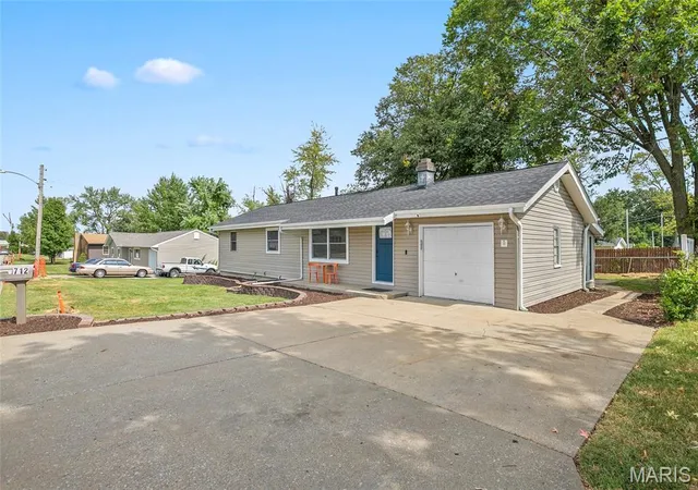 Photo 1 of Sale Pending at 712 Highland Dr, O Fallon, MO 63366 | MLS# MIS26059899 | Listing updated on 2026-09-23