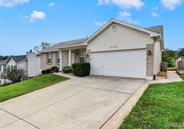 Photo 2 of Sale Pending at 2182 San Simeon Dr, Arnold, MO 63010 | MLS# MIS26059907 | Listing updated on 2026-10-09