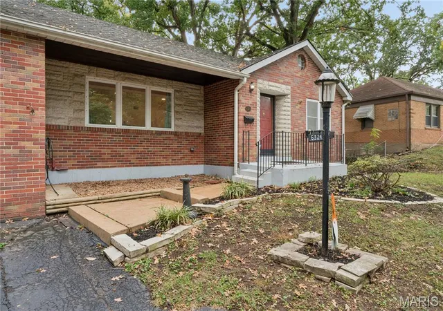 Photo 4 of Sale Pending at 6324 Gramond Dr, Saint Louis, MO 63123 | MLS# MIS26059926 | Listing updated on 2026-10-19